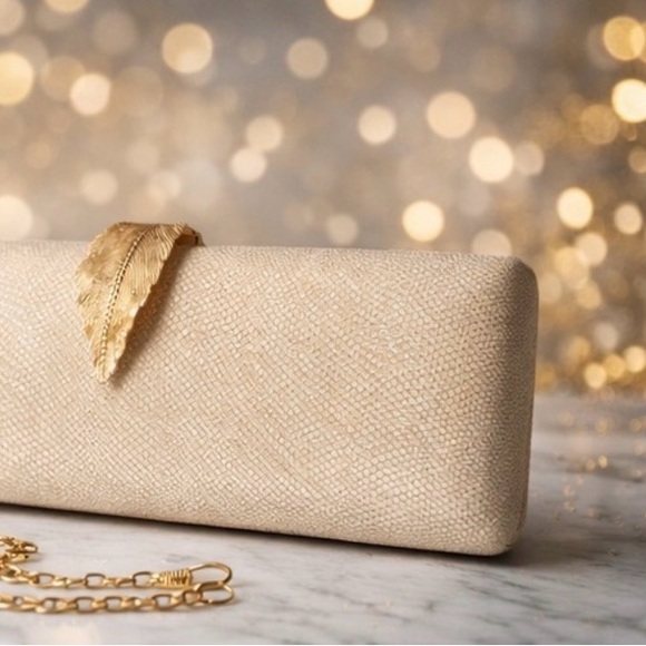 no brand Handbags - Elegant Cream Clutch with Gold Chain
